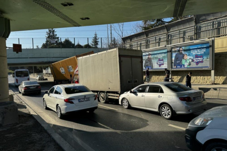 İstanbul'da tır &uuml;st ge&ccedil;ide takıldı: 3 ara&ccedil; kaza yaptı