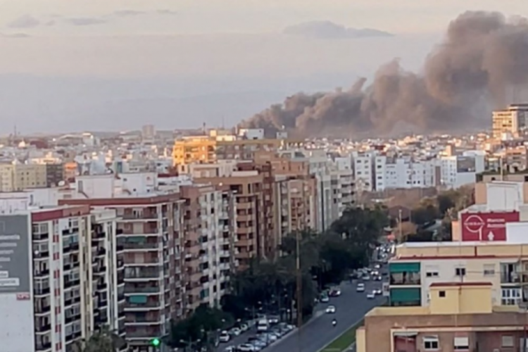 İspanya'da 14 katlı binada yangın: Can pazarı yaşandı!