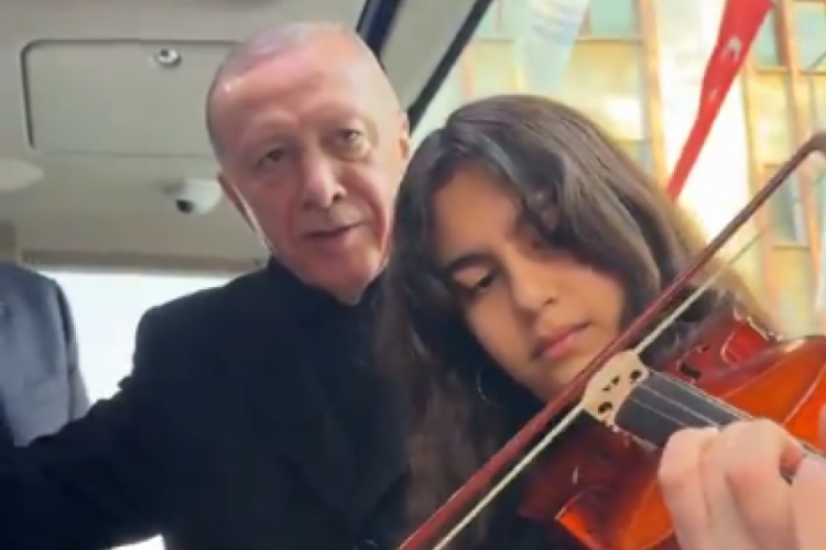 Cumhurbaşkanı Erdoğan keman &ccedil;alan &ouml;ğrenciye eşlik etti