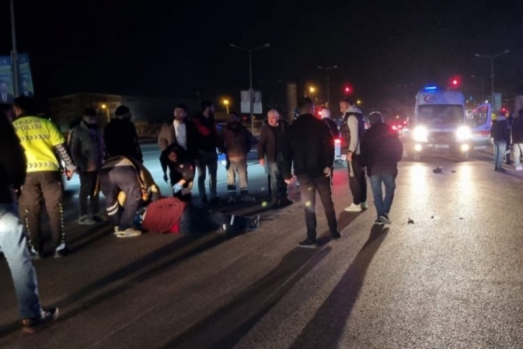 Bursa'da motosiklet ile bisikletli s&uuml;r&uuml;c&uuml; &ccedil;arpıştı: 1'i ağır 4 yaralı