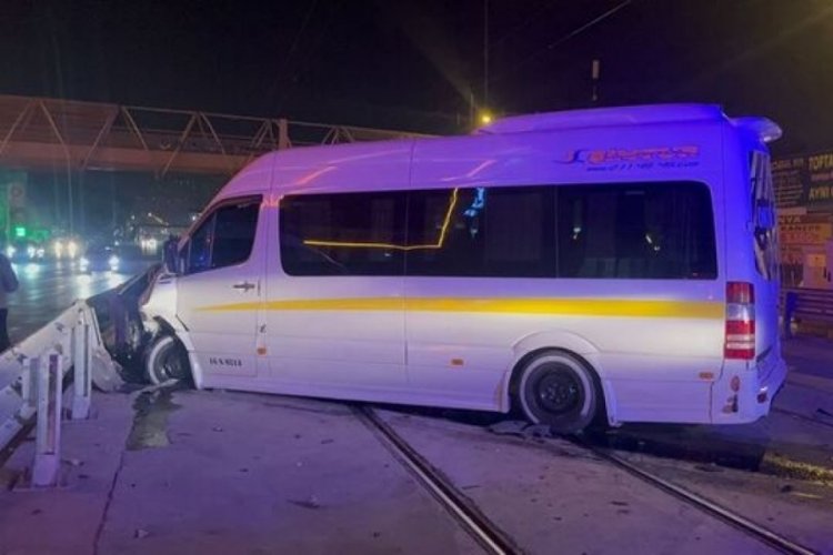Bursa'da servis minib&uuml;s&uuml; cipe &ccedil;arptı! 8 yaralı