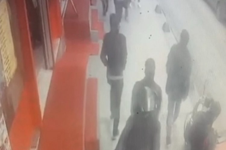 İstanbul'da  motosikletli iki ş&uuml;pheli, para dolu poşeti alıp ka&ccedil;tı!