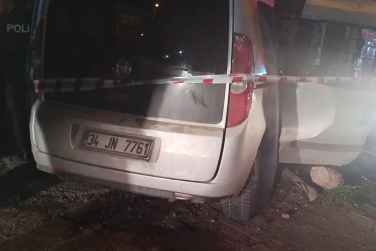 Otomobil inşaat alanına girdi: 3 yaralı