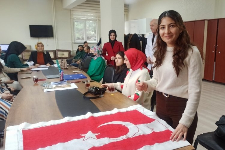 Kahramanmaraş'ta 7'den 77'ye el birliğiyle ilmek ilmek T&uuml;rk Bayrağı