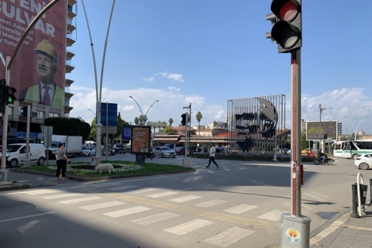 Adana'da kırmızı ışıkta beklerken silahlı saldırıya uğradı! Hayatını kaybetti