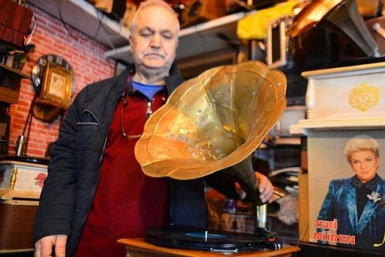 Bursa'da 'Nostalji doktoru', 40 yıldır eski radyo ve gramofonları tamir ediyor