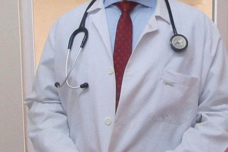 &Ouml;zele y&ouml;nlendirip estetik ameliyat yapan devlet hastanesi doktoru g&ouml;zaltında