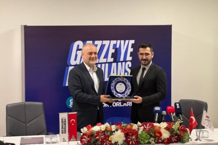 Filistin'e destek i&ccedil;in toplanan bağışlarla alınan iki ambulans Gazze'ye uğurlandı