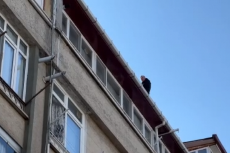 Eşiyle boşanma aşamasında olan şahıs &ccedil;atıya &ccedil;ıktı, 4 saatte ikna edildi