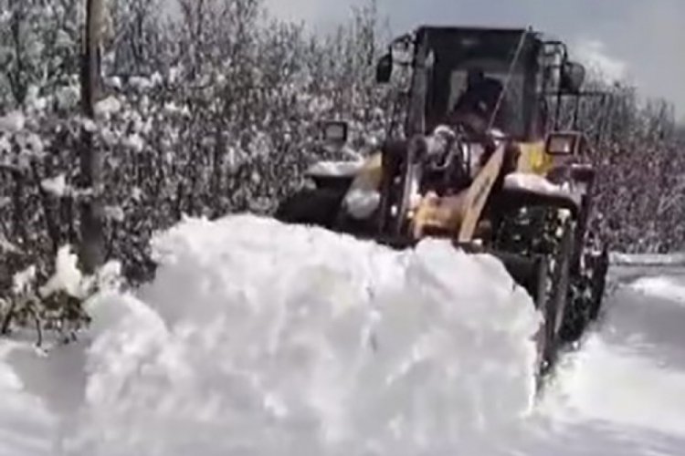 Tunceli'de kardan kapanan k&ouml;y yolları ulaşıma a&ccedil;ılıyor