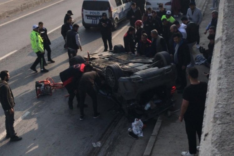 Kahramanmaraş'ta otomobil aydınlatma direğine &ccedil;arpıp takla attı! S&uuml;r&uuml;c&uuml; &ouml;ld&uuml;