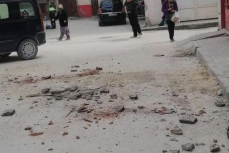 Bursa'da deprem esnasında çatılarından düşen parçalar araçlara zarar verdi