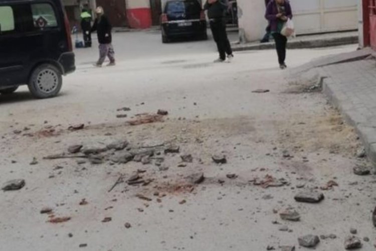 Bursa'da deprem esnasında &ccedil;atılarından d&uuml;şen par&ccedil;alar ara&ccedil;lara zarar verdi