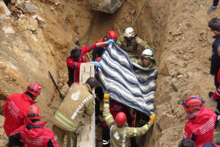 İstanbul'da toprak altında kalan iş&ccedil;i hayatını kaybetti