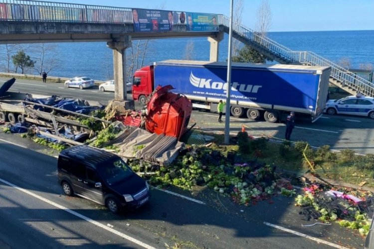 Trabzon'da tırın &uuml;st ge&ccedil;idin beton ayağına &ccedil;arptığı kazada s&uuml;r&uuml;c&uuml; &ouml;ld&uuml;