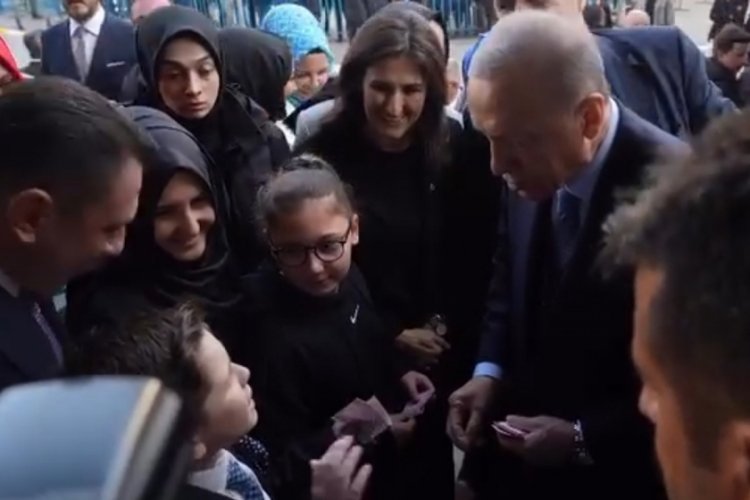 Cumhurbaşkanı Erdoğan'ın &ccedil;ocuklarla sohbeti kameralara yansıdı