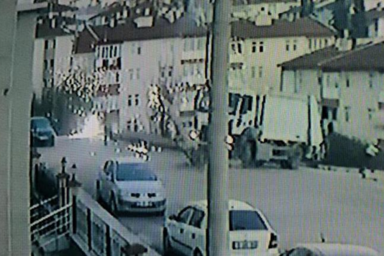 Karab&uuml;k'te &ccedil;&ouml;p kamyonu elektrik direğine &ccedil;arptı