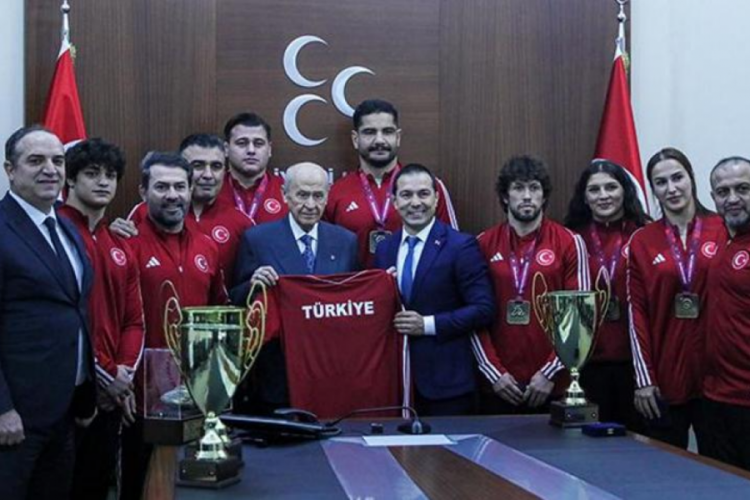 Devlet Bah&ccedil;eli, g&uuml;reş milli takımını kabul etti