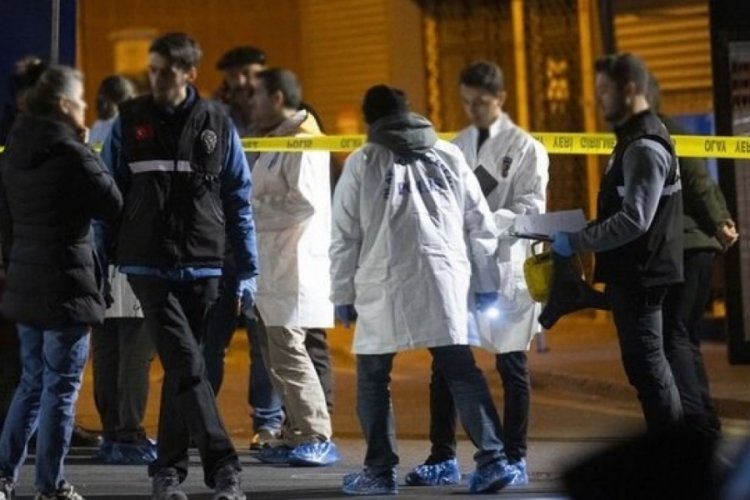 İstanbul'da motosikletli 2 ş&uuml;pheli, bek&ccedil;iyi vurdu