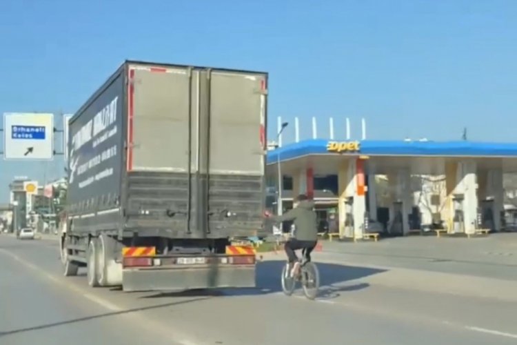 Bursa'da bisikletli gencin tehlikeli yolculuğu, &acirc;deta kazaya davetiye &ccedil;ıkardı