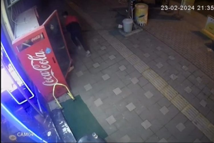 Bursa'da b&uuml;fede yaşanan hırsızlık g&uuml;venlik kamerasında
