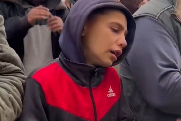 T&uuml;m ailesini kaybeden &ccedil;ocuk, cenaze namazında g&ouml;zyaşlarına boğuldu