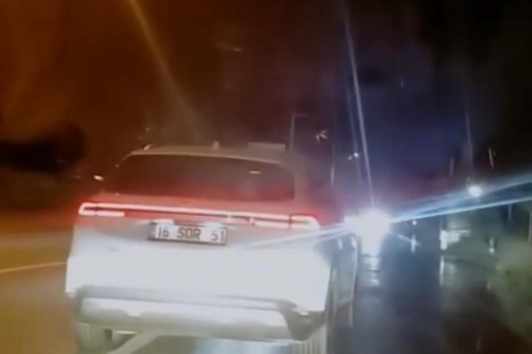 Bursa'da seyir halindeki s&uuml;r&uuml;c&uuml; gece yarısı zikzak &ccedil;izerek trafiği tehlikeye attı