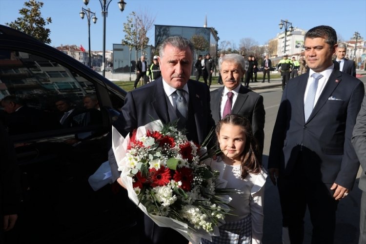 Osman Aşkın Bak: D&uuml;nyanın ve Avrupa'nın en modern stadyumları T&uuml;rkiye'de