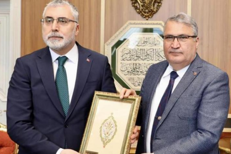 Yunusemre Belediye Başkanı &Ccedil;er&ccedil;i, Bakan Işıkhan'ı ziyaret etti