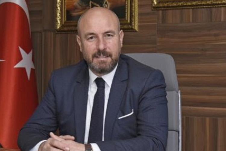 Belediye Başkanı'nın aracına saldırı: Se&ccedil;im pankartı kurşunlandı
