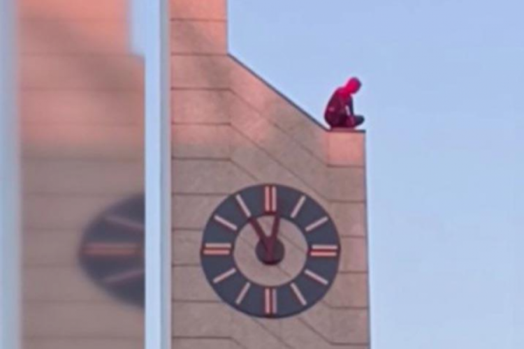 Spiderman kost&uuml;ml&uuml; kişi saat kulesine tırmandı