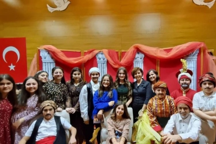 Bursa'da &ouml;ğrenciler sahnenin tozunu attırdı