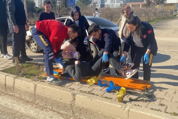 Adıyaman'da otomobil ile kamyonet &ccedil;arpıştı: 2 yaralı