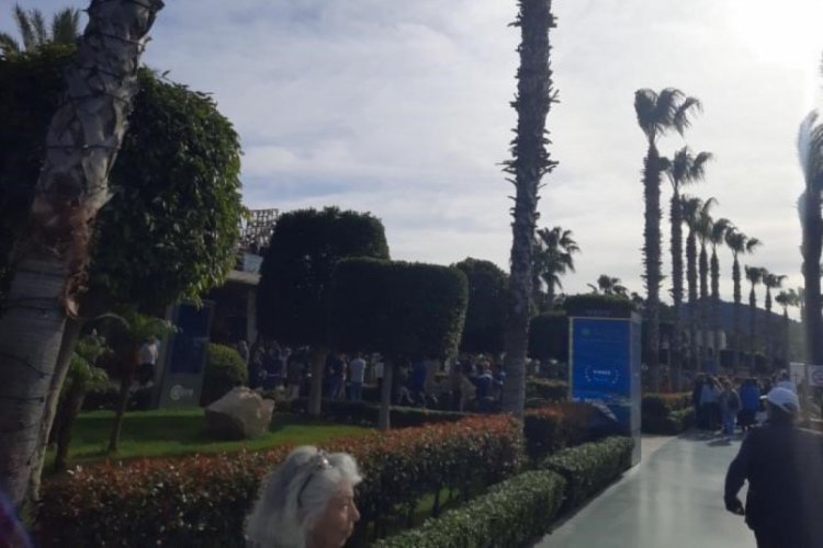 Muğla'da onlarca kişinin g&ouml;z&uuml; &ouml;n&uuml;nde husumetlisini vurdu