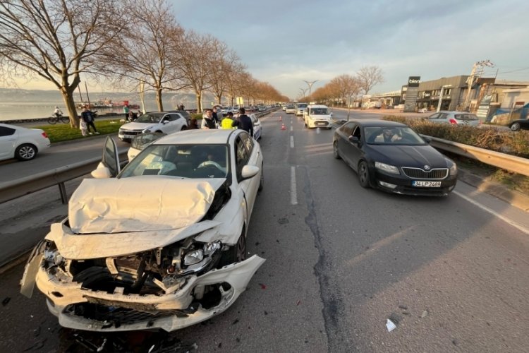 Kocaeli'de &uuml;&ccedil; otomobil zincirleme kazaya karıştı: 4 yaralı