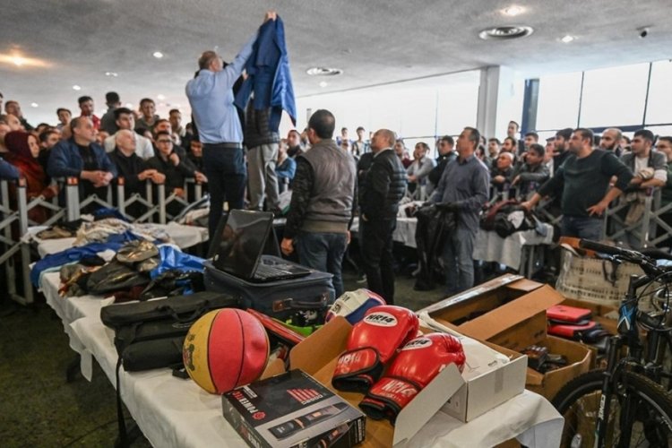 Toplu taşıma ara&ccedil;larında unutulan eşyalar a&ccedil;ık arttırmayla satıldı