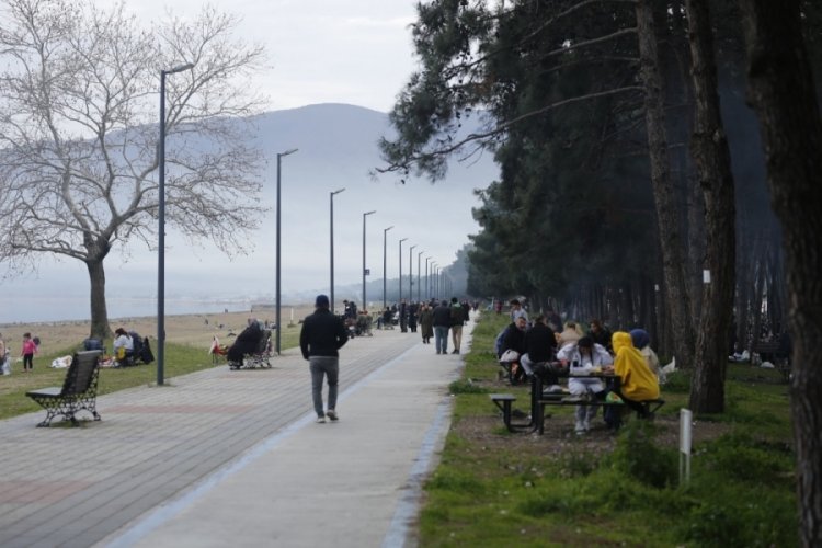 Bursa'da kış ayında bahar havası yaşandı! Vatandaşlar park bah&ccedil;elere akın etti