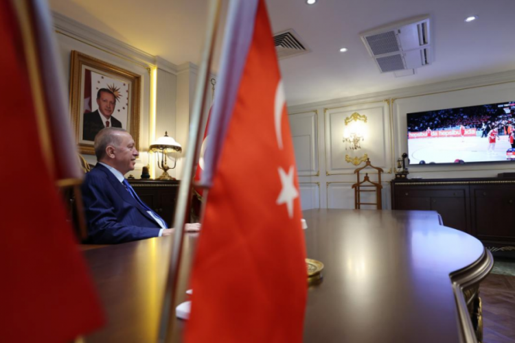 Cumhurbaşkanı Erdoğan A Milli Basketbol Takımı'nın ma&ccedil;ını Adana Valiliği'nde izledi