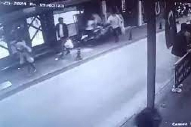 İzmir'de motosiklet kaldırımda y&uuml;r&uuml;yen yayaların arasına daldı: 3 yaralı