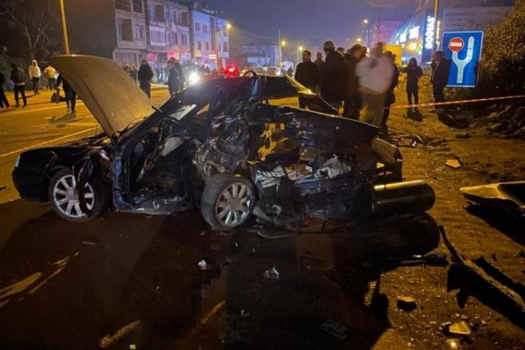 Trabzon'da &ccedil;arpışan iki otomobil hurdaya d&ouml;nd&uuml;: 6 yaralı