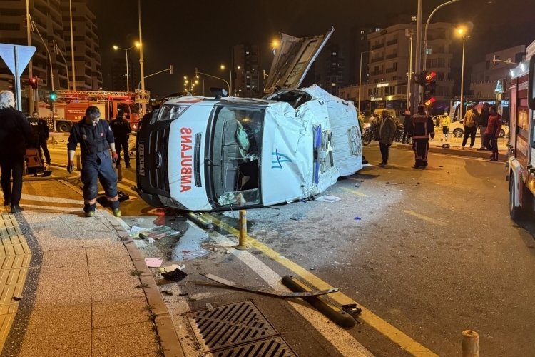 Mersin'de ambulans ile otomobil &ccedil;arpıştı: 1'i ağır 7 yaralı