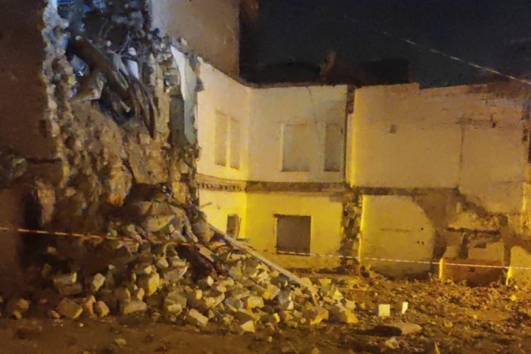 Şanlıurfa'da &ccedil;&ouml;ken duvarın altında kalan kadın yaralandı