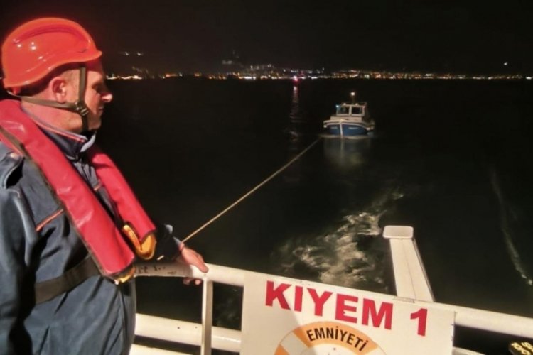 &Ccedil;anakkale Boğazı'nda s&uuml;r&uuml;klenen tekne kurtarıldı