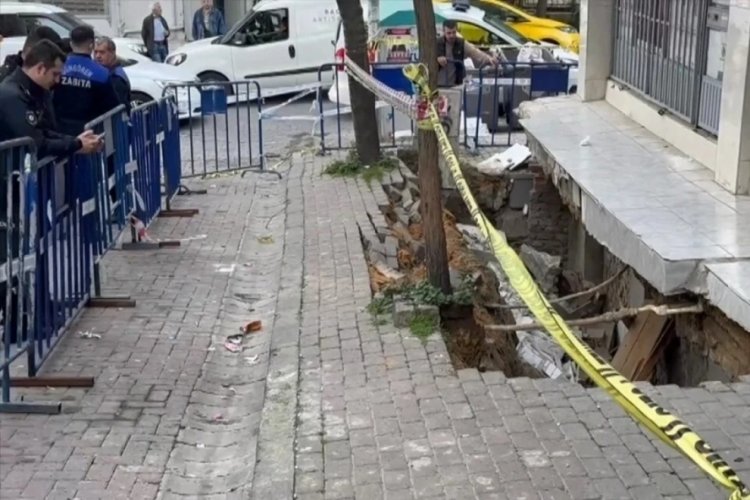 İstanbul'da kaldırım &ccedil;&ouml;kt&uuml;, anne ve &ccedil;ocuğu 2 metrelik &ccedil;ukura d&uuml;şt&uuml;