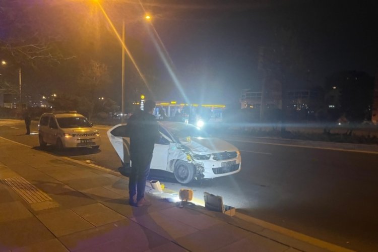 Ankara'da otomobil kaldırımda y&uuml;r&uuml;yenlere &ccedil;arptı! 2 &ouml;l&uuml;