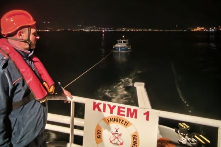 &Ccedil;anakkale Boğazı'nda s&uuml;r&uuml;klenen tekne Eceabat Balık&ccedil;ı Barınağına yanaştırıldı