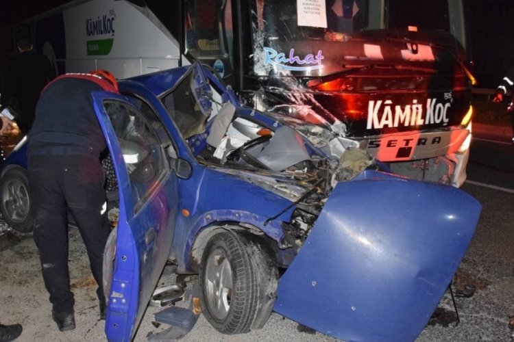 İzmir'de yolcu otob&uuml;s&uuml; ile otomobil &ccedil;arpıştı: 1 &ouml;l&uuml;, 4 yaralı