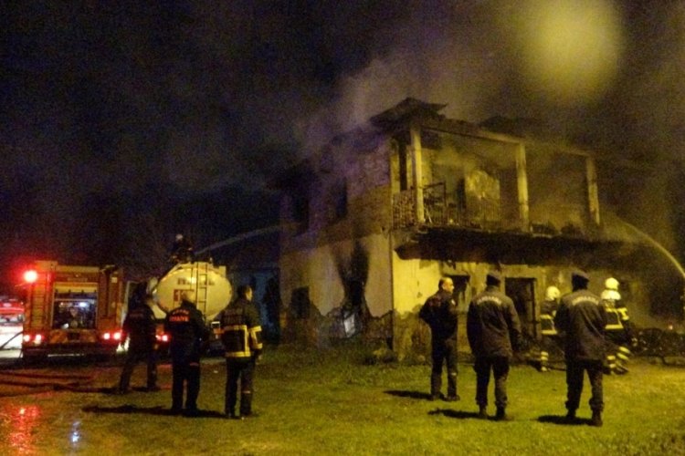 Adana'da yangında anne ve iki &ccedil;ocuğu hayatını kaybetti!