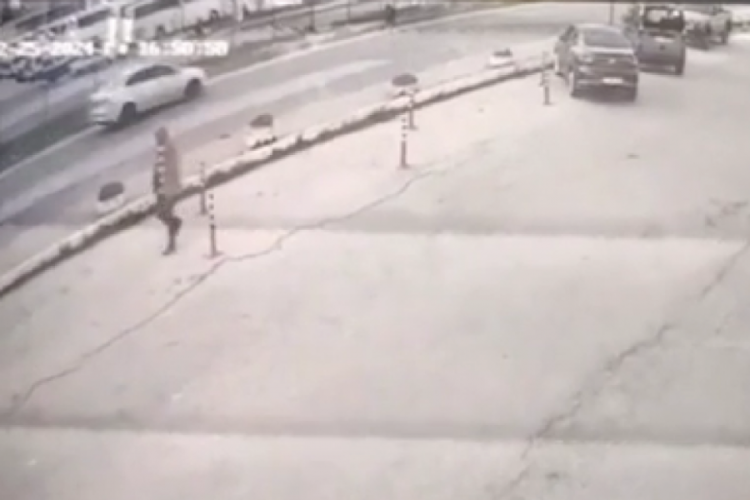 Bursa'da gen&ccedil; kadının hayatını kaybettiği kaza anı kameralara yansıdı!
