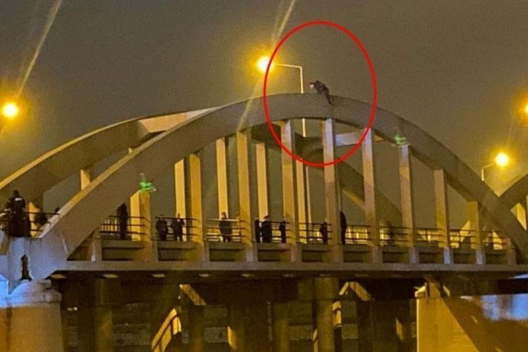 Samsun'da eşinden ve &ccedil;ocuğundan ayrı kaldı! K&ouml;pr&uuml;ye &ccedil;ıkıp intihara kalkıştı